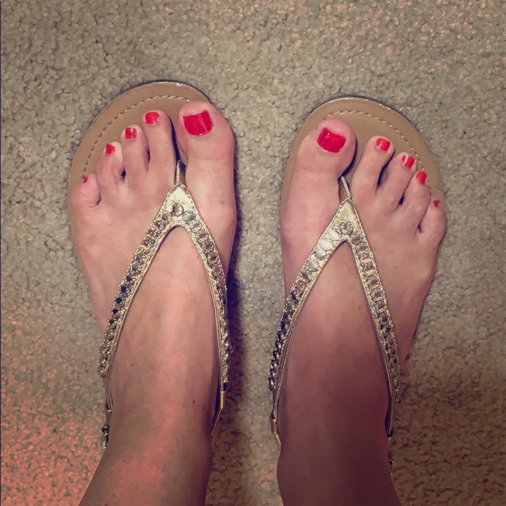 BCBG Sz 8 gold thong sandal